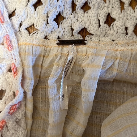 Free People Boho Crochet V neck Tassle Top Scrunched Hem D8 - Picture 2 of 3